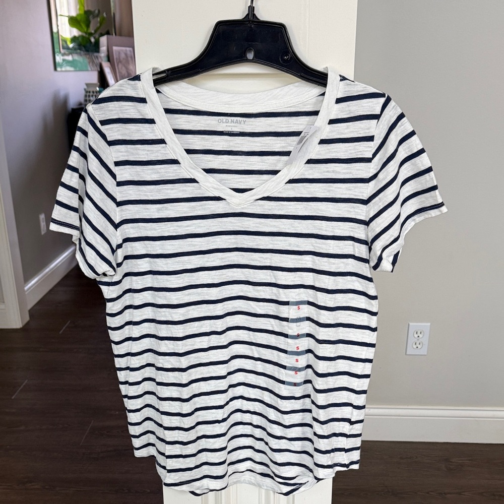Old Navy NWT White and Navy Striped V-Neck Everywear Tee Small